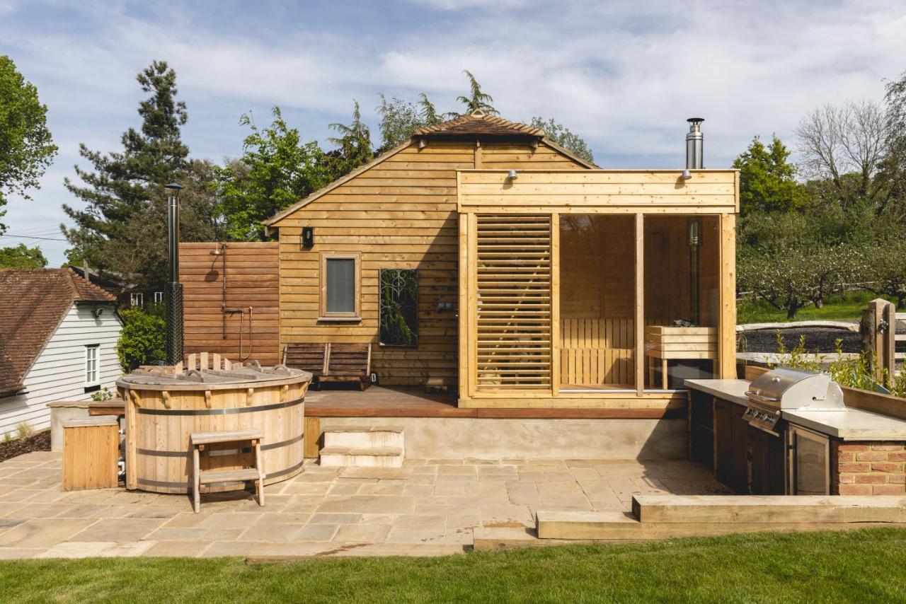 Cosy Cottage With Beautiful Garden, Hottub & Sauna Marden  外观 照片
