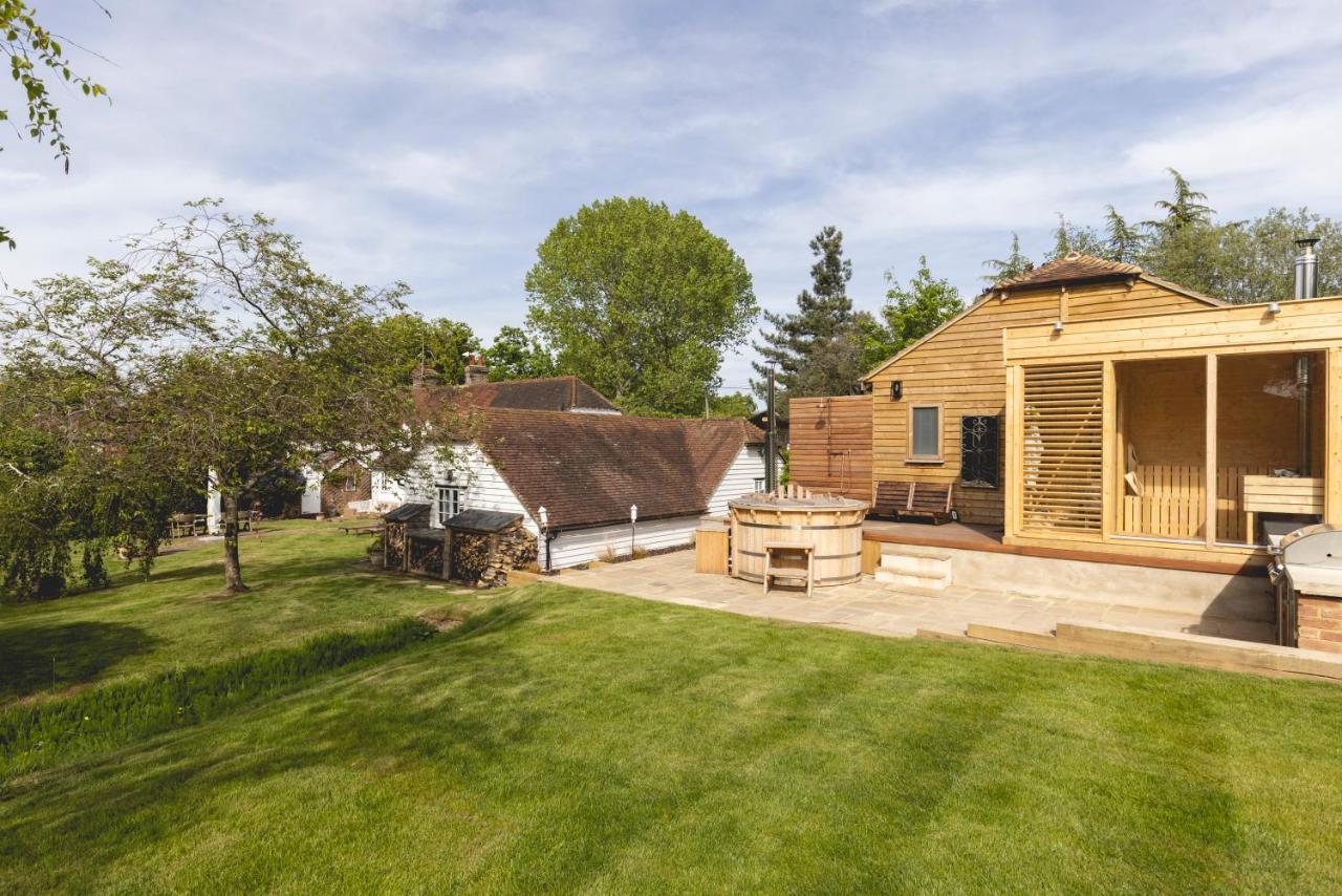 Cosy Cottage With Beautiful Garden, Hottub & Sauna Marden  外观 照片