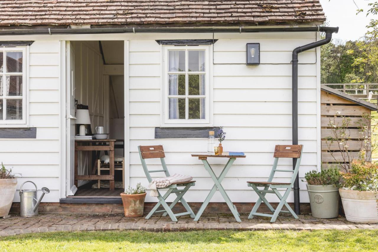 Cosy Cottage With Beautiful Garden, Hottub & Sauna Marden  外观 照片
